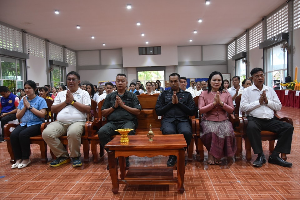 กิจกรรมส่งเสริมพระพุทธศาสนา เนื่องในเทศกาลวันอาสาฬหบูชาและเข้าพรรษา ประจำปี 2566 
วันที่ 27 กรกฎาคม  พ.ศ. 2566 เวลา 08:30 น.
เทศบาลตำบลตันหยงมัส นำ โดย นายประเสริฐ แซ่ฮ่อ นายกเทศมนตรีตำบลตันหยงมัส , นายณัฐภัทร จิตนะมงคล ปลัดเทศบาล, นายนพพร จันทร์แก้ว รองปลัดเทศบาล, ผู้อำนวยการกอง/ฝ่าย พนักงานเทศบาล ร่วมเป็นเจ้าภาพถวายเทียนพรรษา ณ วันสังฆสิทธาราม
และกิจกรรมส่งเสริมพระพุทธศาสนา เนื่องในเทศกาลวันอาสาฬหบูชาและเข้าพรรษา ประจำปี 2566  โดยมีนายวิมุตติ  อำนักมณี นายอำเภอระแงะ เป็นประธานในพิธีปล่อยขบวนรถแห่เทียนพรรษา ร่วมกับผกก.สภ.ระแงะ,วัฒนธรรมอำเภอระแงะ,หัวหน้าส่วนราชการ,รัฐวิสาหกิจ, องค์การปกครองส่วนท้องถิ่น, สถานศึกษา และพุทธศาสนิกชน ร่วมในพิธี ณ ที่ว่าการอำเภอระแงะ จังหวัดนราธิวาส พร้อมร่วมแห่เทียนพรรษาไปถวายวัดในพื้นที่อำเภอระแงะ จำนวน 6  แห่ง ได้แก่  วัดตันหยงมัส,วัดสังฆสิทธาราม,วัดชัยรัตนาราม (วัดบ้านไทย),วัดชลธาราวาส (วัดร่อน),วัดตันติการาม (วัดตอหลัง)  และ วัดป่าไผ่