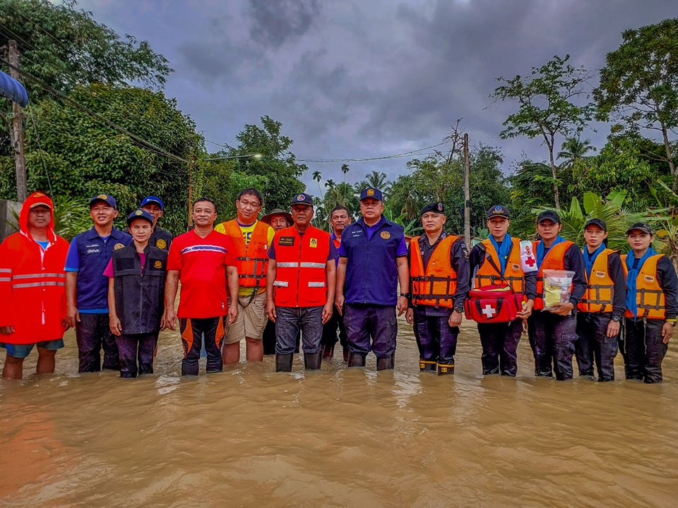 วันที่ 2 ธันวาคม พ.ศ.2566 เทศบาลตำบลตันหยงมัส นำโดยนายประเสริฐ แซ่ฮ่อ นายกเทศมนตรีตำบลตันหยงมัส , นาย ธานินทร์ สุวรรณมณี หัวหน้าฝ่ายปกครอง , สมาชิกสภาเทศบาล , พร้อม งานป้องกันและบรรเทาสาธารณภัย , นายวิมุตติ  อำนักมณี นายอำเภอระแงะ , พันเอก สุรศักดิ์  พึ่งแย้ม ผู้บังคับหน่วยเฉพาะกิจกรมทหารพรานที่ 45 ,ร่วมลงพื้นที่ให้ความช่วยเหลือเบื้องต้นในการแจกจ่ายน้ำดื่มแก่ผู้ประสบอุทกภัยในพื้นที่เขตเทศบาลตำบลตันหยงมัส 
โดยในครั้งนี้ มี นายปรีชา  นวลน้อย รองผู้ว่าราชการจังหวัดนราธิวาส รักษาราชการแทนผู้ว่าราชการจังหวัดนราธิวาส ประชุมติดตามสถานการณ์อุทกภัย ที่ห้องประชุมชั้น 2 ที่ว่าการอำเภอระแงะ ก่อนเดินทางลงพื้นที่หมู่ที่ 1 ตำบลตันหยงมัส อำเภอระแงะ เพื่อเยี่ยมให้กำลังใจ พร้อมมอบน้ำดื่มให้กับประชาชนที่ประสบภัยน้ำท่วม 
แจ้งเหตุฉุกเฉิน/ปัญหาความเดือดร้อนจากสถานการณ์ได้ที่ 
งานป้องกันและบรรเทาสาธารณภัย เทศบาลตำบลตันหยงมัส โทร.0-7367-1866