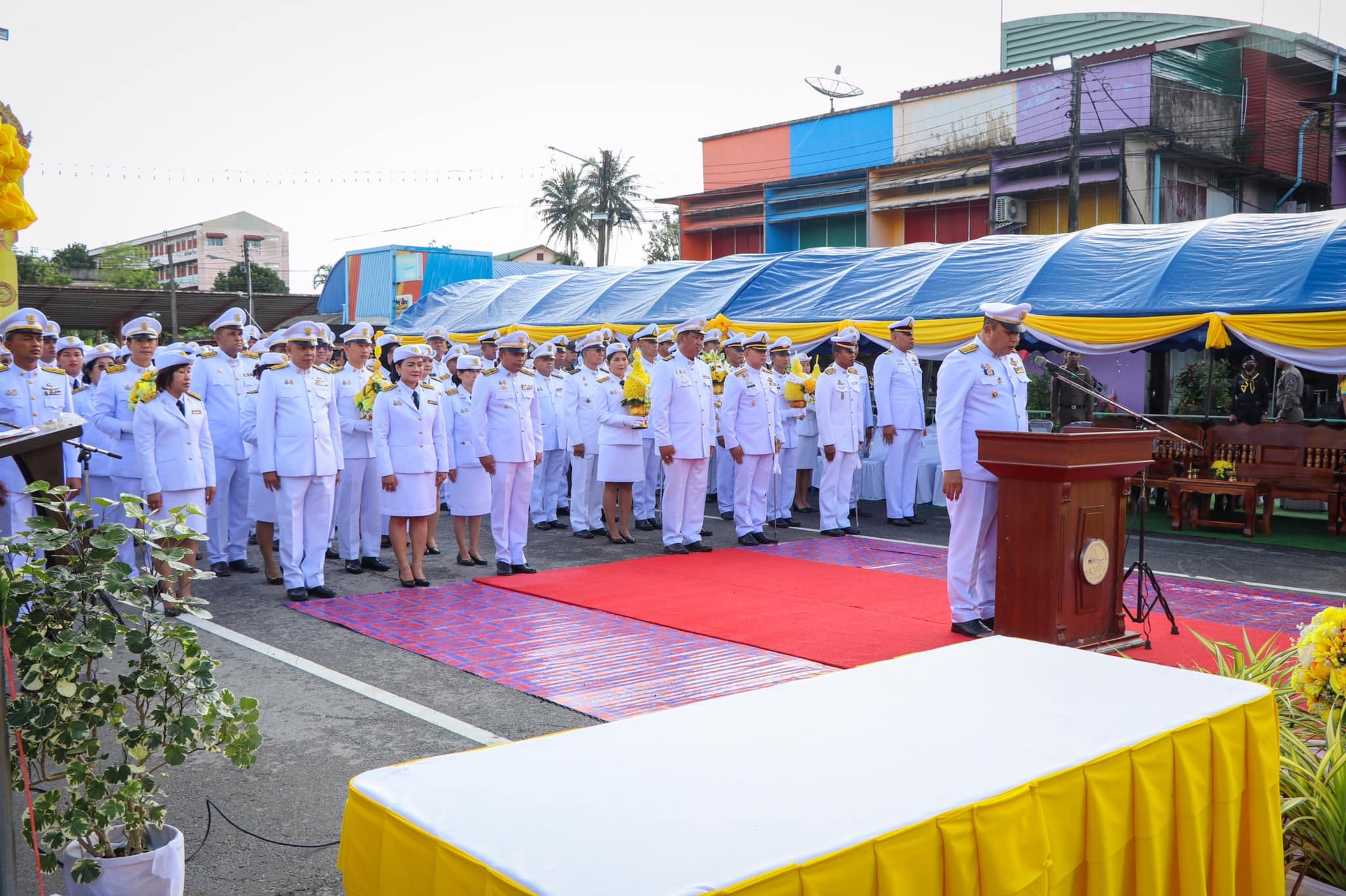 พิธีวางพานพุ่มดอกไม้และพิธีถวายบังคมเพื่อถวายพระราชกุศลและน้อมรำลึกเนื่องในวันคล้ายวันพระบรมราชสมภพ พระบาทสมเด็จพระบรมชนกาธิเบศร มหาภูมิพลอดุลยเดชมหาราช บรมนาถบพิตร วันชาติ วันพ่อแห่งชาติ (ในหลวงรัชกาลที่๙)
วันที่ ๕ ธันวาคม ๒๕๖๖ เวลา ๐๘.๓๐ น.
เทศบาลตำบลตันหยงมัส นำโดยนายประเสริฐ แซ่ฮ่อ นายกเทศมนตรีตำบลตันหยงมัส  พร้อมด้วยคณะผู้บริหารเทศบาลฯ ข้าราชการ ตัวแทนหน่วยงานภาครัฐ เอกชน และผู้เข้าร่วมพิธีทุกท่าน 
โดยมี นายวิมุตติ อำนักมณี นายอำเภอระแงะ
เป็นประธานพิธีวางพานพุ่มดอกไม้และถวายบังคมหน้าพระบรมฉายาลักษณ์(ในหลวงรัชกาลที่๙)เพื่อน้อมรำลึกในพระมหากรุณาธิคุณเนื่องในวันคล้ายวันวันพระบรมราชสมภพพระบาทสมเด็จพระบรมชนกาธิเบศร มหาภูมิพลอดุลยเดชมหาราช บรมนาถบพิตร (รัชกาลที่๙) ณ บริเวณวงเวียนลองกอง อำเภอระแงะ จังหวัดนราธิวาส