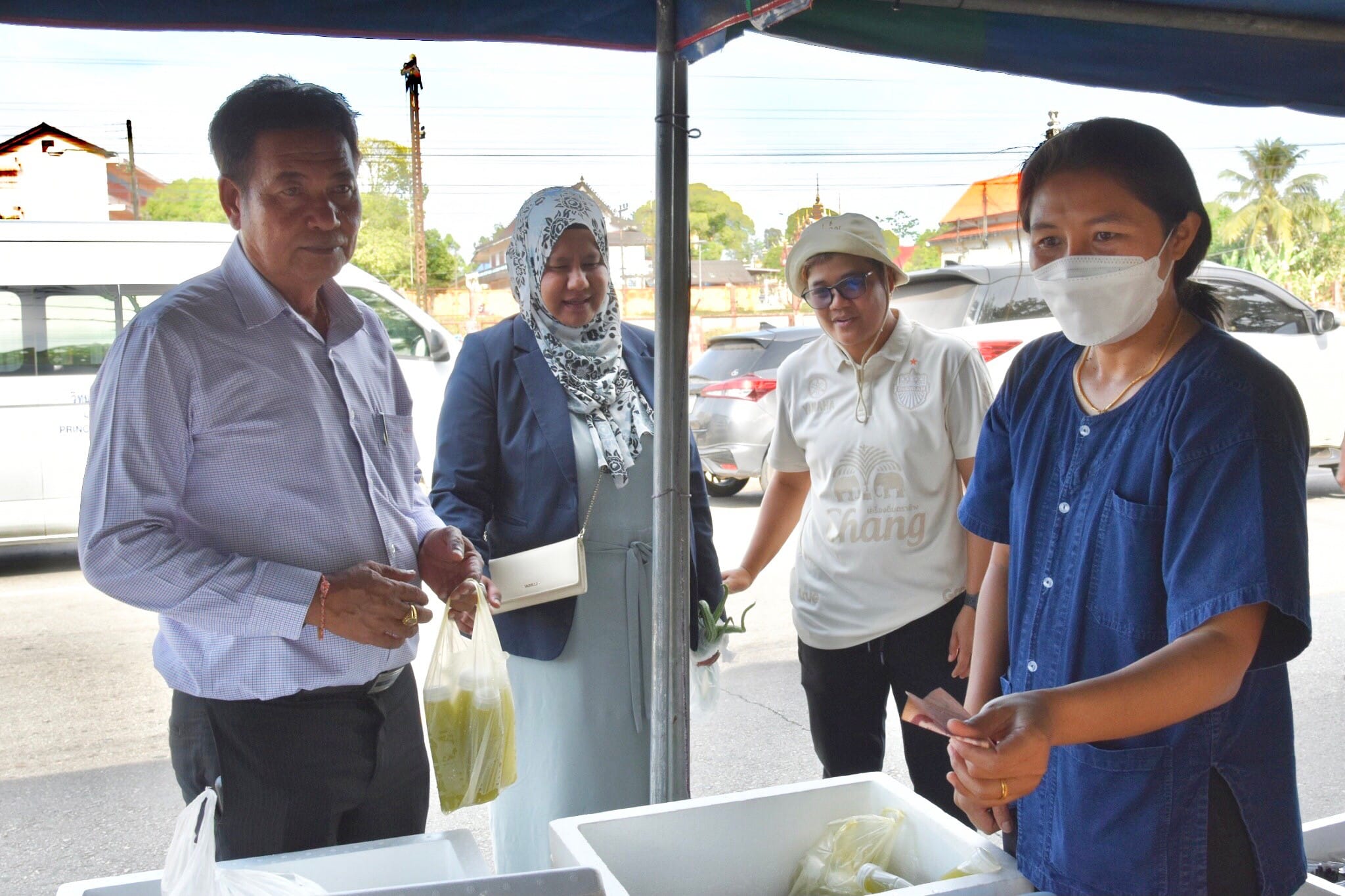 ภาพบรรยากาศตลาด รอมฎอน 
เมืองตำบลตันหยงมัส
ฮิจเราะฮศักราช 1445 ประจำปี 2567
ตลาดรอมฎอน ณ  ตำบลตันหยงมัส อำเภอระแงะ จังหวัดนราธิวาส
เทศบาลตำบลตันหยงมัสรณรงค์ใช้ถุงผ้าแทนถุงพลาสติก ลดภาวะโลกร้อน ถุงผ้าใช้ง่าย ขาดยาก ทนทาน และสามารถใช้ซ้ำได้มากกว่าหนึ่งครั้ง และที่สำคัญ "เป็นมิตรกับสิ่งแวดล้อมอีกด้วยย"
ร่วมรณรงค์ มาจ่ายตลาดรอมฎอนใช้ "ถุงผ้า" แทนถุงพลาสติกกันนะคะ
#ตลาดรอมฎอน
#เทศบาลตำบลตันหยงมัส 
#ถุงผ้าลดโลกร้อน