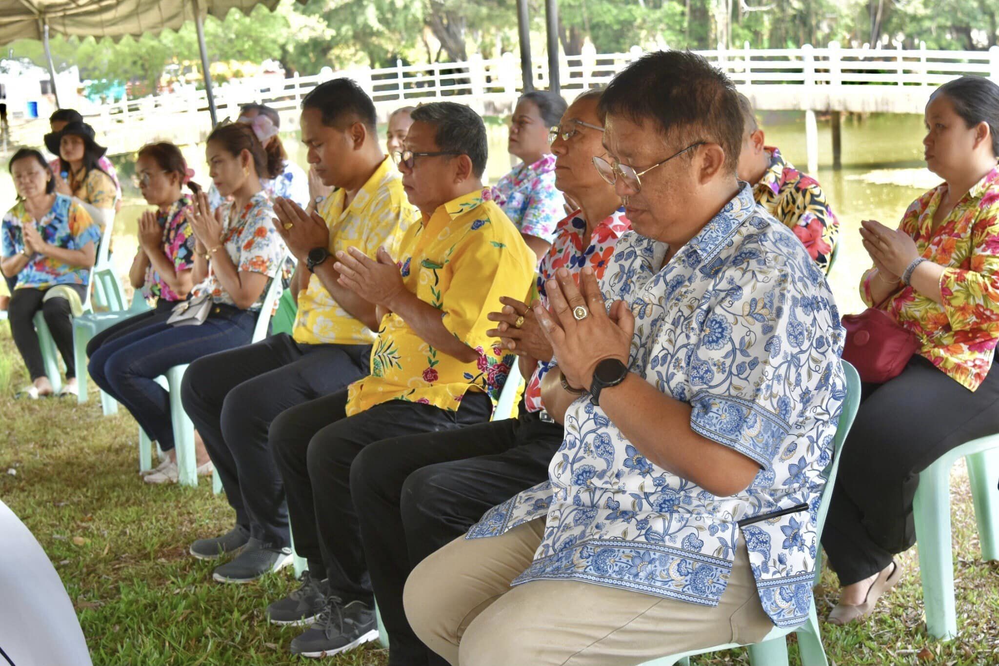 เทศบาลตำบลตันหยงมัส จัดโครงการสืบสานประเพณีวันสงกรานต์ ประจำปี 2567
                                                                                                                                                                                                                                                                                                                                                                                                                                                                                                                                                                                                                                                                                                                                              เวลา 13.00 น. วันที่ 13 เมษายน 2567 ช่วงบ่าย ณ สวนสาธารณะวัชระอุทยาน บริเวณพระแม่ธรณี 
นำโดย นายประเสริฐ แซ่ฮ่อ นายกเทศมนตรีตำบลตันหยงมัส พร้อมด้วยคณะผู้บริหาร หัวหน้าส่วนราชการ และพนักงานเทศบาลตำบลตันหยงมัสร่วมทำบุญถวายสังฆทาน พระสงฆ์ จำนวน 3 รูป และเข้าร่วมพิธีปลดผ้าสไบพระแม่ธรณี และสรงน้ำพระแม่ธรณี ประพรมน้ำอบ ประแป้ง และเปลี่ยนผ้าสไบเพื่อความเป็นสิริมงคลเนื่องในวันปีใหม่ไทย และกิจกรรมรดน้ำดำหัวพร้อมขอพรคณะผู้บริหาร หัวหน้าส่วนราชการของเทศบาลตำบลตันหยงมัส