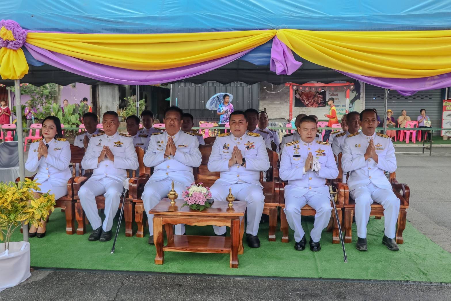 พิธีทำบุญตักบาตรพระสงฆ์และสามเณร จำนวน 24 รูป เพื่อถวายเป็นพระราชกุศล เนื่องในโอกาสวันเฉลิมพระชนมพรรษา สมเด็จพระนางเจ้าสุทิดา พัชรสุธาพิมลลักษณ พระบรมราชินี 3 มิถุนายน 2567
เวลา 06.30 น.วันที่ 3 มิถุนายน 2567 ณ บริเวณวงเวียนลองกอง นายประเสริฐ แซ่ฮ่อ นายกเทศมนตรีตำบลตันหยงมัส นำคณะผู้บริหาร หัวหน้าส่วนราชการ สมาชิกสภา และพนักงานเทศบาลตำบลตันหยงมัส  ร่วมพิธีทำบุญตักบาตรพระสงฆ์ เพื่อถวายเป็นพระราชกุศล เนื่องในโอกาสวันเฉลิมพระชนมพรรษา สมเด็จพระนางเจ้าสุทิดา พัชรสุธาพิมลลักษณ พระบรมราชินี 3 มิถุนายน 2567 โดยมีนายวิมุตติ อำนักมณี นายอำเภอระแงะ เป็นประธานในพิธี พร้อมด้วยข้าราชการ หน่วยงานภาครัฐ ภาคเอกชน และประชาชนในพื้นที่เข้าร่วมพิธีโดยพร้อมเพรียงกัน  เพื่อแสดงออกถึงความจงรักภักดี และเทิดทูนสถาบันพระมหากษัตริย์