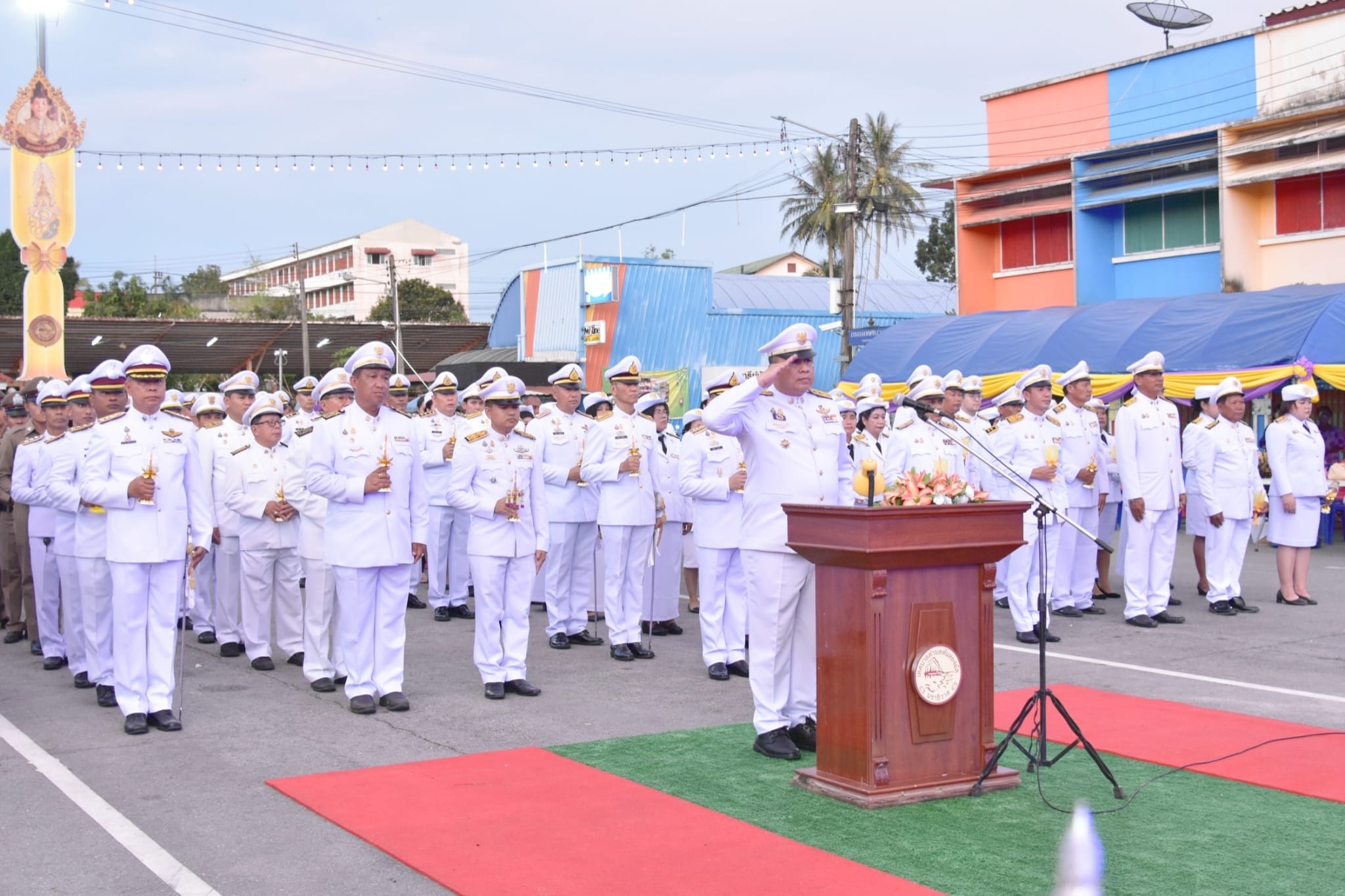 พิธีถวายเครื่องราชสักการะและวางพานพุ่ม พิธีถวายพระพรชัยมงคล เนื่องในโอกาสวันเฉลิมพระชนมพรรษาสมเด็จพระนางเจ้าฯ พระบรมราชินี วันที่ 3 มิถุนายน 2567
เวลา 17.30 น. วันที่ 3 มิถุนายน 2567 ณ บริเวณวงเวียนลองกอง นายประเสริฐ แซ่ฮ่อ นายกเทศมนตรีตำบลตันหยงมัส คณะผู้บริหาร หัวหน้าส่วนราชการ ผู้บริหารสถานศึกษา  ข้าราชการ หน่วยงานภาครัฐ ภาคเอกชน และประชาชนในพื้นที่ ร่วมพิธีถวายเครื่องราชสักการะ และวางพานพุ่ม และพิธีถวายพระพรชัยมงคล เนื่องในโอกาสวันเฉลิมพระชนมพรรษาสมเด็จพระนางเจ้าฯ พระบรมราชินี วันที่ 3 มิถุนายน 2567
โดยมี นายวิมุตติ อำนักมณี นายอำเภอระแงะ เป็นประธานในพิธี จากนั้นประธานในพิธีได้กล่าวกราบบังคมทูลถวายพระพรชัยมงคล และร่วมขับร้องเพลง “สรรเสริญพระบารมี” และ “เพลงสดุดีจอมราชา” เบื้องหน้าพระฉายาลักษณ์ เพื่อเป็นการการแสดงออกซึ่งความจงรักภักดีเทิดทูน พิทักษ์รักษาไว้ซึ่งสถาบันพระมหากษัตริย์ เพื่อเป็นการสำนึกในพระมหากรุณาธิคุณ และแสดงออกถึงความจงรักภักดีต่อสถาบันพระมหากษัตริย์