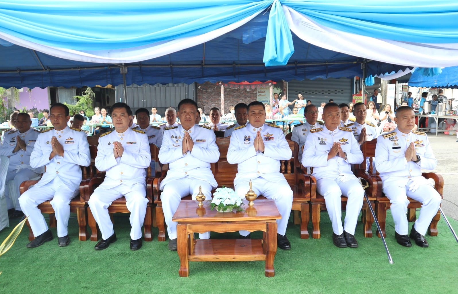 พิธีทำบุญตักบาตรเฉลิมพระเกียรติ สมเด็จพระนางเจ้าสิริกิติ์ พระบรมราชินีนาถ พระบรมราชชนนีพันปีหลวง
เวลา 07.30 น.วันที่ 12 สิงหาคม 2567 ณ บริเวณวงเวียนลองกอง (หน้าสถานีรถไฟตันหยงมัส)
นายประเสริฐ แซ่ฮ่อ นายกเทศมนตรีตำบลตันหยงมัส นำคณะผู้บริหาร หัวหน้าส่วนราชการ สมาชิกสภา และพนักงานเทศบาลตำบลตันหยงมัส  ร่วมพิธีทำบุญตักบาตร เพื่อถวายเป็นพระราชกุศล เนื่องในโอกาสวันเฉลิมพระเกียรติ สมเด็จพระนางเจ้าสิริกิติ์ พระบรมราชินีนาถ พระบรมราชชนนีพันปีหลวง โดยมีนายวิมุตติ อำนักมณี นายอำเภอระแงะ เป็นประธานในพิธี พร้อมด้วยข้าราชการ หน่วยงานภาครัฐ ภาคเอกชน และประชาชนในพื้นที่เข้าร่วมพิธีโดยพร้อมเพรียงกัน  เพื่อแสดงออกถึงความจงรักภักดี และเทิดทูนสถาบันพระมหากษัตริย์