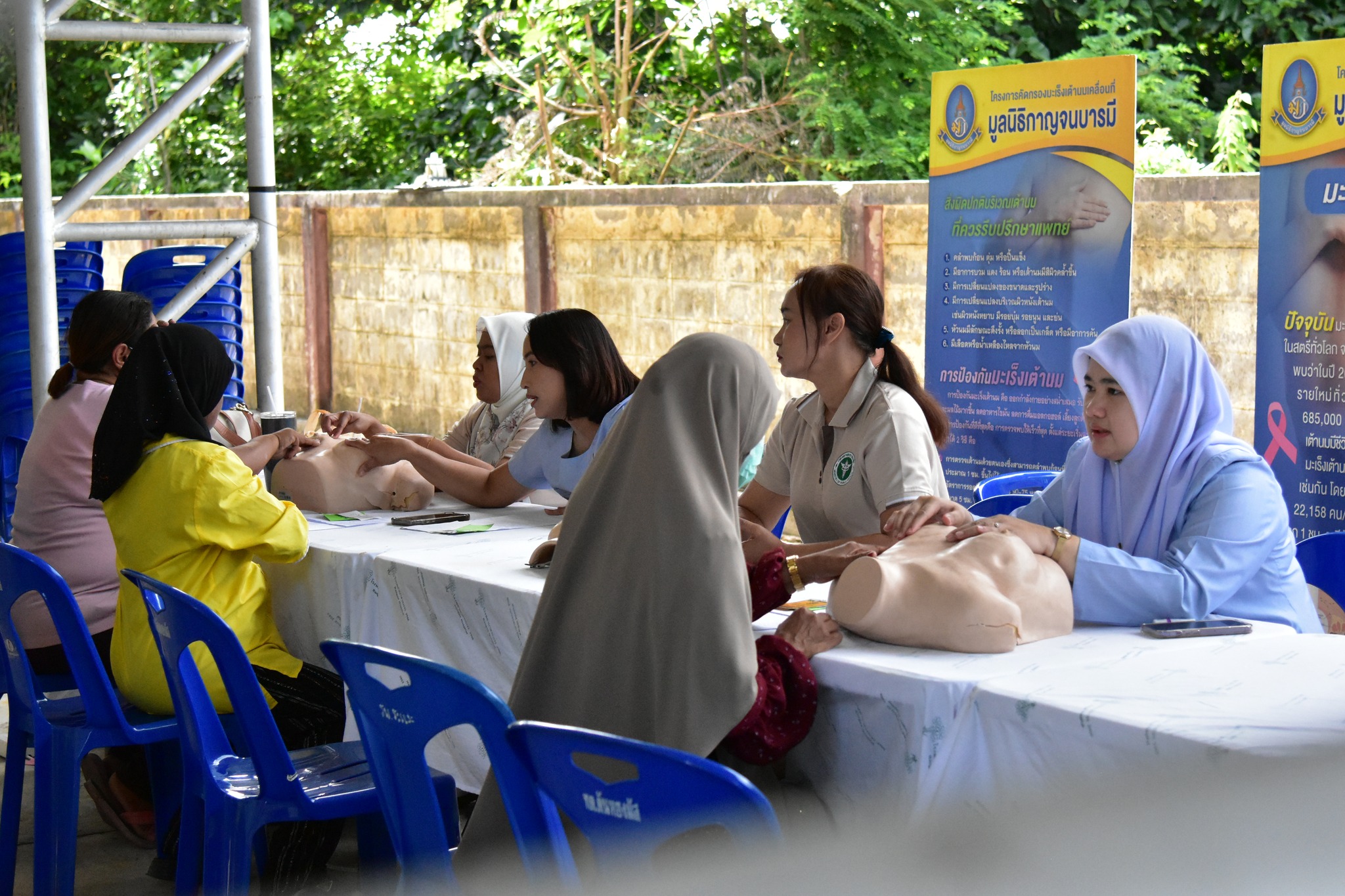 โครงการ คัดกรองมะเร็งเต้านมด้วยเครื่องเอกซเรย์เต้านมเคลื่อนที่ (Mammogram) ในสตรีกลุ่มเสี่ยงและด้อยโอกาส 4 หน่วย 4 ภาค เฉลิมพระเกียรติพระบาทสมเด็จพระเจ้าอยู่หัว เนื่องในโอกาส พระราชพิธีมหามงคลเฉลิมพระชนมพรรษา 6 รอบ 28 กรกฎาคม 2567
วันพุธที่ 4 กันยายน 2567 มูลนิธิกาญจนบารมี ร่วมกับสำนักงานสาธารณสุขจังหวัดนราธิวาส และองค์การบริหารส่วนจังหวัดนราธิวาส ได้ลงพื้นที่บริการคัดกรองมะเร็งเต้านมด้วยเครื่องเอกซเรย์เต้านมเคลื่อนที่ (Mammogram) หน่วยบริการที่ 2 ณ เทศบาลตำบลตันหยงมัส อำเภอระแงะ จังหวัดนราธิวาส ระหว่างวันที่ 3-4 กันยายน 2567 ตั้งแต่เวลา 08.00 น. เป็นต้นไป ซึ่งมูลนิธิกาญจนบารมี จะนำขบวนรถเคลื่อนที่มาให้บริการตรวจคัดกรองมะเร็งเต้านมในสตรีกลุ่มเสี่ยงและด้อยโอกาสจำนวน 4 คัน ประกอบด้วย รถเอกซเรย์เต้านมเคลื่อนที่แบบประสิทธิภาพสูง (รถ Mamogram) จำนวน 2 คัน และรถตรวจและสอนการตรวจเต้านมโดยแพทย์และเจ้าหน้าที่สาธารณสุข จำนวน 1 คัน และรถนิทรรศการและให้ความรู้เกี่ยวกับโรคมะเร็งเต้านมจำนวน 1 คัน ทั้งนี้ ทางเทศบาลตำบลตันหยงมัสร่วมให้กำลังใจประชาชนในโครงการคัดกรองมะเร็งเต้านมด้วยเครื่องเอกซเรย์เต้านมเคลื่อนที่ (Mammogram)