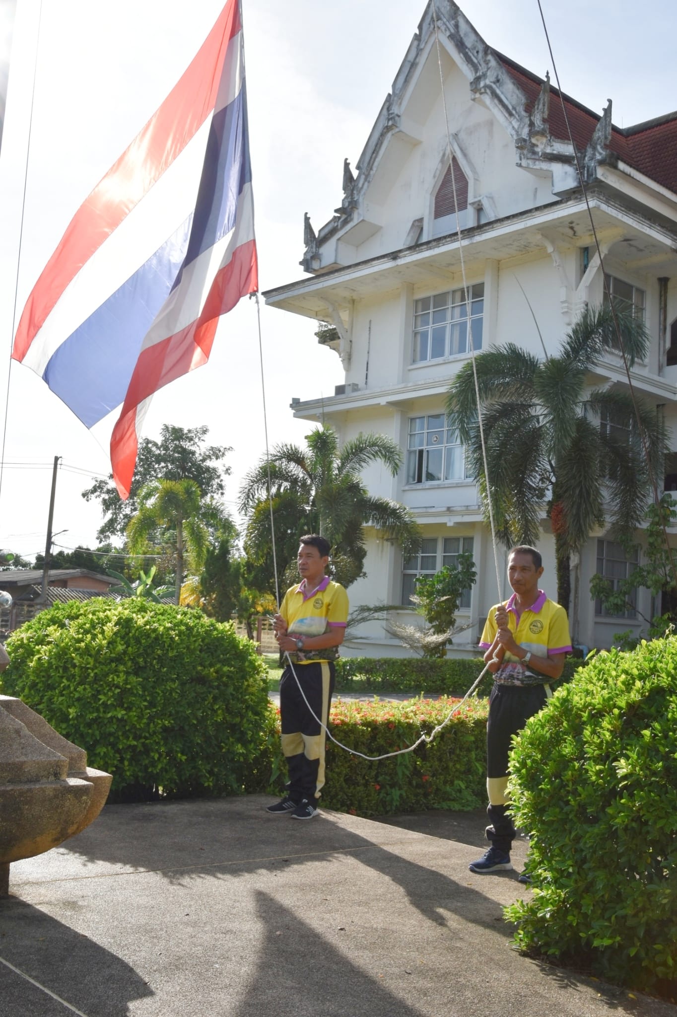 วันจันทร์ ที่ 7 ตุลาคม พ.ศ.2567 เวลา 08:00 น. ณ สำนักงานเทศบาลตำบลตันหยงมัส โดยมีคณะผู้บริหารข้าราชการ พนักงาน และลูกจ้างเทศบาลตำบลตันหยงมัสร่วมกิจกรรมเข้าแถวเคารพธงชาติทุกวันจันทร์ เพื่อสำนึกคุณ "ชาติ ศาสน์ กษัตริย์" เพื่อความสามัคคีปรองดอง และน้อมรำลึกถึงความสำคัญของสถาบัน ทั้ง 3 สถาบัน และเพื่อให้สถาบันชาติของประเทศไทยอยู่กับคนไทยทุกคน