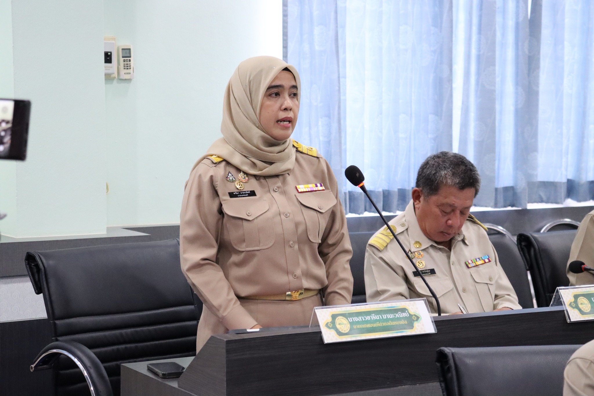 เทศบาลตำบลตันหยงมัส เปิดการประชุมสภาเทศบาลตำบลตันหยงมัส สมัยที่ 2 ประจำปี 2568 นายกเทศมนตรีตำบลตันหยงมัสได้แถลงนโยบาย 6 นโยบาย เพื่อเข้าสู่การเปลี่ยนแปลง ในการพัฒนาเทศบาลตำบลตันหยงมัส ภายใต้วิสัยทัศน์ "เดินไปด้วยกัน สร้างสรรค์ ตันหยงมัส เศรษฐกิจดี ชีวิตดี เมืองน่าอยู่"  
วันที่ 17 มิถุนายน 2568 เวลา 10.00 น. เทศบาลตำบลตันหยงมัส เปิดการประชุมสภาเทศบาล สมัยสามัญ สมัยที่ 2 ประจำปี 2568 โดยวันนี้ นางสาวซารีนา มานะวณิชย์ นายกเทศมนตรีตำบลตันหยงมัส ได้แถลงนโยบายต่อสภาเทศบาลตำบลตันหยงมัส เพื่อพัฒนาเทศบาลตำบลตันหยงมัส ภายใต้วิสัยทัศน์ “เดินไปด้วยกัน สร้างสรรค์ ตันหยงมัส เศรษฐกิจดี ชีวิตดี เมืองน่าอยู่” โดยมุ่งเน้นการพัฒนาคุณภาพชีวิตที่ดีให้กับประชาชนชาวเทศบาลตำบลตันหยงมัสอย่างทั่วถึงและเท่าเทียมกัน บนพื้นฐานของความเป็นจริงที่สามารถลงมือทำได้ทันที ผ่านทางนโยบายการบริหารงานเทศบาลตำบลตันหยงมัสด้านต่างๆ ดังนี้ 
🔴1.นโยบายด้านพัฒนาสังคม และส่งเสริมคุณภาพชีวิต
✅️1.1 ส่งเสริมสนับสนุน ผู้ด้อยโอกาส ผู้พิการ และผู้ยากไร้ ให้ได้รับการดูแลช่วยเหลือให้มี คุณภาพชีวิตที่ดีขึ้นทั้งด้านที่อยู่อาศัยและด้านอาชีพ
✅️1.2 จัดให้มีกิจกรรมในการพัฒนาและเป็นประโยชน์ให้กับสตรี เด็ก เยาวชน ผู้สูงอายุ และประชาชนทั่วไป
✅️1.3 Care กลุ่มเปราะบาง โดยการให้ความสำคัญและยกระดับการดูแลและตรวจเยี่ยมผู้สูงอายุ คนพิการ ผู้ป่วย และผู้ด้อยโอกาสอย่างทั่วถึง
✅️1.4 ส่งเสริมสนับสนุนกลุ่มองค์กรต่างๆ เช่น สภาองค์กรชุมชุน กองทุนสวัสดิการชุมชน ชมรมผู้สูงอายุ กลุ่มอาชีพต่างๆ เป็นต้น เพื่อสร้างความเข้มแข็ง และยกระดับคุณภาพชีวิตของคนในชุมชน
✅️1.5 ส่งเสริมและสนับสนุนให้สถาบันครอบครัวมีความเข้มแข็งและอบอุ่น
🔴2.นโยบายด้านการพัฒนาเมือง โครงสร้างพื้นฐาน สาธารณูปโภค
✅️2.1 ขุดลอกคูคลอง ปรับปรุง ระบบระบายน้ำให้ครอบคลุมพื้นที่ เพื่อให้การระบายน้ำเป็นไปอย่างมีประสิทธิภาพ เพื่อรับมือกับอุทกภัยที่อาจจะเกิดในอนาคต
✅️2.2 ก่อสร้าง ขยาย ปรับปรุง โครงสร้างพื้นฐาน เช่น แสงสว่าง ไฟฟ้า น้ำประปา
พนังกั้นน้ำ ทางเท้า และ ถนน ต่างๆ ในเขตเทศบาล เพื่อให้ความเป็นอยู่ที่ดี และการคมนาคมมีความสะดวก ปลอดภัยเพิ่มมากขึ้น
✅️2.3 ตันหยงมัส Smart City โดยส่งเสริมให้มีการเข้าถึงสัญญาณอินเตอร์เน็ต ผ่าน
เครือข่าย Free Wifi แก่ประชาชนในพื้นที่ชุมชน
✅️2.4 จัดให้มีห้องน้ำสาธารณะแก่ประชาชน
✅️2.5 พัฒนาและเพิ่มจำนวนสนามเด็กเล่น ที่ดีและปลอดภัยแก่ชุมชน
✅️2.6 ปรับปรุงภูมิทัศน์ของเทศบาล ให้มีความเรียบร้อย สวยงาม มีความเป็นเอกลักษณ์
✅️2.7 พัฒนาด้านความปลอดภัยทางถนน ไฟทางสาธารณะให้เพียงพอเพื่อลดอุบัติเหตุ และจัดการจุดเสี่ยงให้น้อยลง
🔴3.นโยบายด้านการสาธารณสุขและสิ่งแวดล้อม
✅️3.1 ส่งเสริมการพัฒนาความรู้ ความสามารถของอาสาสมัครสาธารณสุขหมู่บ้าน
(อสม.) และให้มีส่วนร่วมในการบริการสาธารณสุขอย่างจริงจัง
✅️3.2 จัดระบบการรักษาความสะอาดของถนนทุกสายในเขตเทศบาล
✅️3.3 ส่งเสริม สนับสนุน การมีส่วนร่วมของประชาชนและชุมชน ในการดูแลรักษา
สิ่งแวดล้อม สร้างพื้นที่สีเขียวในชุมชน เพื่อใช้เป็นที่พักผ่อนหย่อนใจร่วมกันของประชาชนในชุมชน โดยจะต้อง
ร่วมมือกันในการดูแลรักษาพื้นที่เหล่านั้น
✅️3.4 ส่งเสริมสนับสนุนควบคุมการแพร่ระบาดของโรคติดต่อ และ โรคไม่ติดต่อที่
อันตราย และการดูแลรักษาสุขภาพ อนามัยของประชาชน
✅️3.5 พัฒนาจัดระเบียบ หาบเร่ แผงลอย ให้ถูกสุขลักษณะ ทั้งด้านสถานที่ และด้านสุขาภิบาลอาหาร เพื่อให้ผู้อุปโภค บริโภค ได้อาหารที่สะอาด ถูกสุขลักษณะ และปลอดภัย
🔴4.นโยบายด้านการศึกษา ศาสนาและวัฒนธรรม
✅️4.1 ส่งเสริม สนับสนุน และทำนุบำรุงศาสนาทุกศาสนา ศิลปะ และวัฒนธรรมประเพณี ตามวิถีของคนท้องถิ่น เพื่อเป็นเครื่องยึดเหนี่ยวจิตใจของชาวตำบลตันหยงมัสให้เกิดสันติสุขในพื้นที่ ตลอดจนสนับสนุน ส่งเสริมงานรัฐพิธีต่างๆ
✅️4.2 ส่งเสริม สนับสนุนให้มีการจัดกิจกรรม Summer Camp ทั้งทางด้าน วิชาการ ศาสนา กีฬา ตลอดจนทักษะชีวิตต่างๆ โดยเน้นการมีส่วนร่วมของชุมชน เยาวชน และคนทุกช่วงวัย
✅️4.3 ส่งเสริมกิจกรรมกีฬาแก่ประชาชนทุกช่วงวัยในเขตเทศบาลตำบลตันหยงมัส
✅️4.4 สนับสนุนให้มีการดำเนินโครงการตามแนวคิด 1 ทุนการศึกษา 1 ชุมชน แก่ชุมชนในเขตเทศบาลตำบลตันหยงมัส
🔴5.นโยบายด้านการส่งเสริมอาชีพ และการสร้างเศรษฐกิจ
✅️5.1 ส่งเสริมและพัฒนาศักยภาพกลุ่มอาชีพต่างๆ ในเขตเทศบาลตำบลตันหยงมัส ให้มี ความสามารถในการเพิ่มมูลค่าทางเศรษฐกิจได้
✅️5.2 จัดกิจกรรม (Event) ดีๆใกล้บ้าน เพื่อเป็นการส่งเสริมและกระตุ้นเศรษฐกิจ ของตำบลตันหยงมัส ให้มีความคึกคัก และสร้างรายได้ให้แก่คนในชุมชน
✅️5.3 สนับสนุนสินค้าชุมชน และพัฒนาสินค้าให้เป็นที่ยอมรับ ส่งเสริมให้ชุมชนมีกลุ่มอาชีพ มีผลิตภัณฑ์เด่น สามารถสร้างรายได้ สร้างชื่อเสียงให้ตำบลได้
🔴6.นโยบายด้านการบริหารจัดการตามหลักธรรมาภิบาล
✅️6.1 ส่งเสริมและพัฒนาแนวทางการตรวจสอบธรรมาภิบาลในการปฏิบัติงานด้านต่างๆ ของเทศบาลตำบลตันหยงมัส เพื่อมิให้เกิดการแสวงหาประโยชน์ส่วนตน อันจะทำให้เกิดความสูญเสียต่อรัฐ สังคม สิ่งแวดล้อม และประชาชน
✅️6.2 ส่งเสริมการบริหารเชิงรุก โดยเน้นการให้บริการที่ดีแก่ประชาชน
✅️6.3 ส่งเสริมและรณรงค์ให้บุคลากรยึดถือและปฏิบัติตามมาตรฐานทางจริยธรรม ปฏิบัติหน้าที่ด้วยความซื่อสัตย์สุจริต โปร่งใส พร้อมรับการตรวจสอบจากหน่วยงานภายนอก
✅️6.4 เสริมสร้างความเข้มแข็งของชุมชนเพื่อการพึ่งพาตนเองทางสังคมตามระบอบ
ประชาธิปไตย
✅️6.5 สร้างการยอมรับ ความน่าเชื่อถือ ความมั่นใจและความศรัทธาให้เกิดขึ้นกับ
ผู้รับบริการ ประชาชน และผู้มีส่วนได้เสียทั้งภายในและภายนอกองค์กร
✅️6.6 ส่งเสริมกระบวนการเรียนรู้ ความเข้าใจ มีจิตสำนึกและการมีส่วนร่วมทางการเมือง
✅️6.7 ส่งเสริมให้ภาคเอกชนและประชาชนเข้ามามีส่วนร่วมในการบริหารจัดการภาครัฐ
✅️6.8 ปรับปรุงพัฒนาองค์กรเพื่อให้เกิดการพัฒนางานด้านการบริการ
✅️6.9 พัฒนาศักยภาพบุคลากรและระบบข้อมูลเพื่อการทำงานสู่มืออาชีพภายในองค์กรแห่งการเรียนรู้
✅️6.10 ส่งเสริมและรณรงค์ให้บุคลากรมีจิตสำนึกด้านคุณธรรม จริยธรรมเพื่อประโยชน์ของส่วนร่วมและสังคม ปฏิบัติตนตามหลักปรัชญาเศรษฐกิจพอเพียงและเป็นแบบอย่างที่ดีในการดำเนินชีวิต
📍📍โดยนโยบายดังกล่าวทั้งหมด คือนโยบายการบริหารงานของเทศบาลตำบลตันหยงมัส ไปสู่การปฏิบัติอย่างแท้จริง โดยมุ่งเน้นการมีส่วนร่วม ของพี่น้องประชาชนในชุมชนและภาคส่วนต่างๆ ที่จะต้องเข้ามาช่วยกันเป็นพลังที่สำคัญในการขับเคลื่อนอย่างจริงจัง ซึ่งจะสำเร็จได้หรือไม่นั้นต้องอาศัยความร่วมมือจากทุกภาคส่วน ไม่ว่าจากทั้งฝ่ายสภา หน่วยงานทั้งภาครัฐและเอกชน ภาคประชาสังคม ตลอดจนข้าราชการและบุคลากรทุกท่าน ในฐานะผู้ปฏิบัติงานในการขับเคลื่อนนโยบายไปสู่การปฏิบัติและที่สำคัญ คือ “การมีส่วนร่วมของพี่น้องประชาชนทุกท่าน”
#งานประชาสัมพันธ์เทศบาลตำบลตันหยงมัส
#เทศบาลตำบลตันหยงมัส
ข่าว:สาเหะศูลฮี สาเหะดอเล๊าะ
--------------------------------------------------------------------------
งานประชาสัมพันธ์ กองยุทธศาสตร์และงบประมาณ ติดตามข้อมูลข่าวสารเพิ่มเติม ได้ที่ 
https://www.tanyongm at.go.th/
https://www.facebook.com/TassabanTanyongmat?mibextid=ZbWKwL