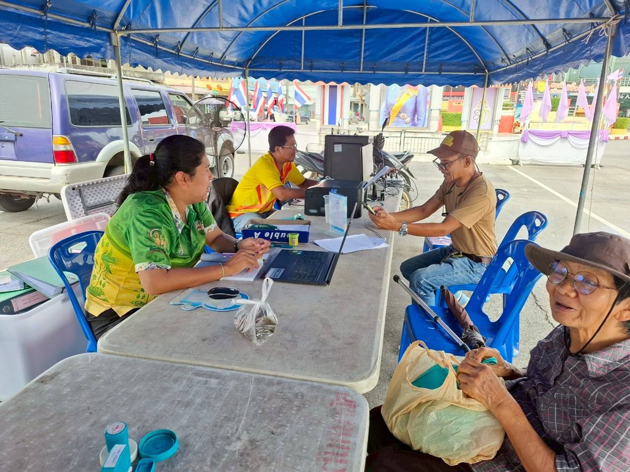 วันพุธ ที่ 18 มิถุนายน 2568 เวลา 09.00 น.
ด้วยเจ้าหน้าที่ งานฝ่ายจัดเก็บและพัฒนารายได้ กองคลัง เทศบาลตำบลตันหยงมัส ออกหน่วยเคลื่อนที่บริการประชาชน อาทิ จัดเก็บภาษีที่ดิน สิ่งปลูกสร้าง และชำระภาษีป้าย ของโครงการออกหน่วยเคลื่อนที่จัดเก็บภาษีนอกสถานที่ประจำปี 2568
📢📢โครงการออกหน่วยเคลื่อนที่จัดเก็บภาษีนอกสถานที่ประจำปี 2568 
โดยกองคลัง ออกหน่วยเคลื่อนที่จัดเก็บภาษีที่ดิน สิ่งปลูกสร้าง และชำระภาษีป้าย 
📍สถานที่ ณ บริเวณวงเวียนลองกอง 
⏰ ตั้งแต่เวลา 09.00 น. - 15.00 น.
🗓️ระหว่างวันที่ 18-30 มิถุนายน 2568 วันอังคาร วันพุธ และวันพฤหัสบดี
(อาทิตย์นี้เป็นอาทิตย์ที่สามของการให้บริการนอกสถานที่ งานประชาสัมพันธ์ก็ขอเชิญชวนประชาชนให้ความร่วมมือในการชำระภาษีที่ดิน  สิ่งปลูกสร้าง ภาษีป้าย และค่าธรรมเนียมใบอนุญาตด้วยนะคะ)
📍นอกจากนี้จะมีให้บริการที่ สำนักงานเทศบาลตำบลตันหยงมัส
 ตั้งแต่เวลา 08.30 น. -16.30 น. 
ระหว่างวันที่ 18-30 มิถุนายน 2568 
**เอกสารที่ต้องเตรียมที่ใช้ในการชำระภาษี **
-สำเนาบัตรประชาชน 1 ฉบับ
-สำเนาทะเบียนบ้าน 1 ฉบับ
-เอกสารที่เกี่ยวข้องกับการชำระภาษีที่ผ่านมา