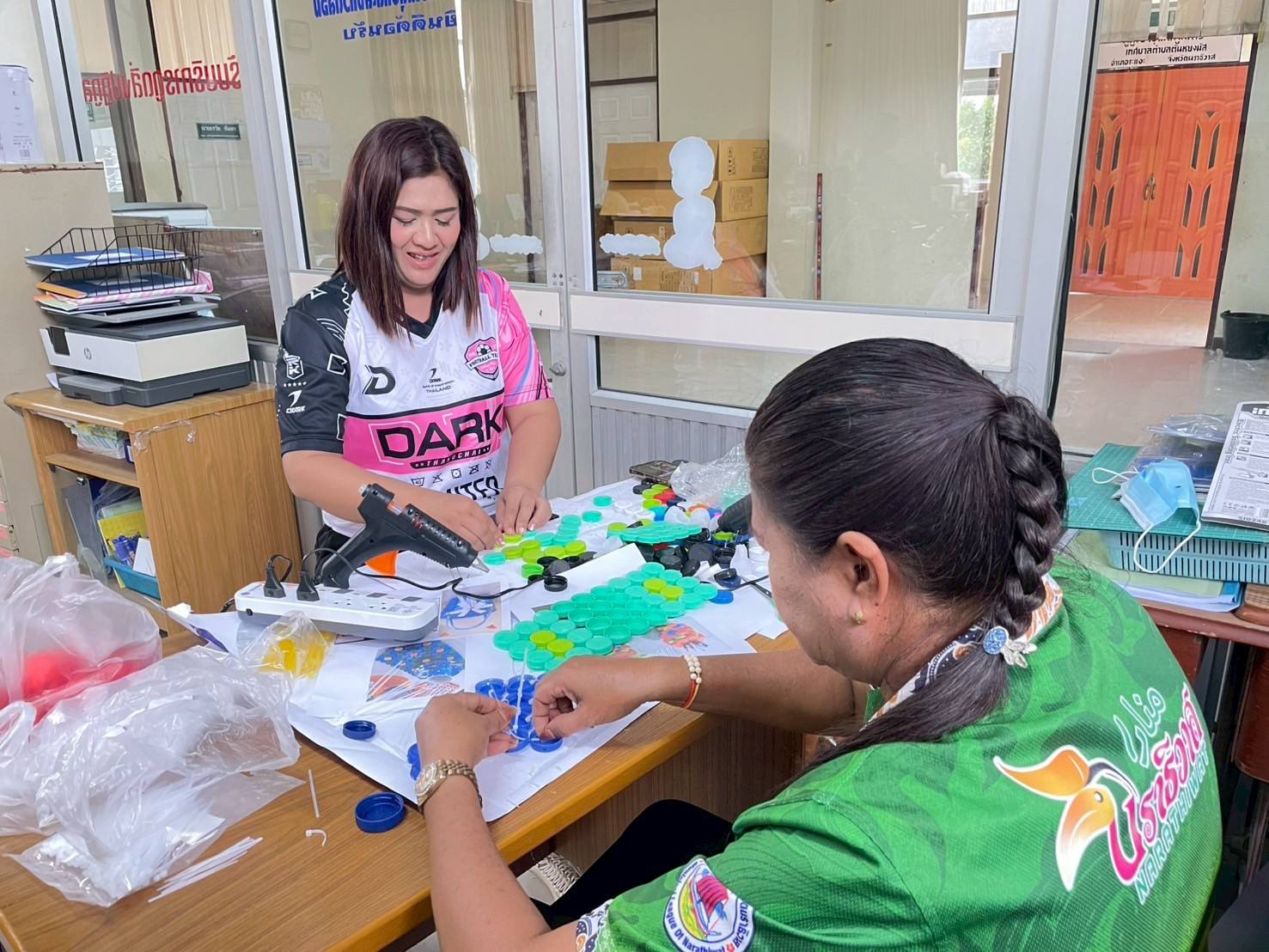 กองสาธารณสุขและสิ่งแวดล้อม เทศบาลตำบลตันหยงมัส 
ส่งเสริมให้มีการประดิษฐ์จากสิ่งของเหลือใช้ หรือขยะรีไซเคิล ♻️ 
นำมาประดิษฐ์ให้เกิดประโยชน์ โดยเน้นหลักการ 3R คือ แนวทางการจัดการขยะอย่างยั่งยืน โดยเน้นที่การลด (Reduce), การใช้ซ้ำ (Reuse), และการรีไซเคิล (Recycle) เพื่อลดปริมาณขยะและผลกระทบต่อสิ่งแวดล้อม
-------------------------------------------------------------------------
ด้วยความห่วงใยจาก.. กองสาธารณสุขฯ ทต.ตันหยงมัส
📝ข่าวโดย : Nurdin Samae
📸 ภาพถ่ายโดย : วิภาดา สุขศรี