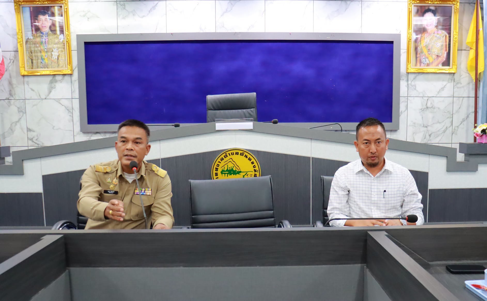 การประชุมหารือการดำเนินโครงการกีฬาสานสัมพันธ์ท้องถิ่นอำเภอระแงะ
------------------------------------------------------------------
วันที่ 20 กรกฎาคม 2569 เวลา 10.00 น. นางสาวซารีนา มานะวณิชย์ มอบหมายให้นายกูเปาซัน สุริยะสุนทร รองนายกเทศมนตรี พร้อมด้วยนายสุเมธ เพ็ชรรัตน์ ปลัดเทศบาล,นางลำยอง ธรรมประณีต ผู้อำนวยการกองคลัง,นางสาวชฎาภรณ์ ทองอ่อน ผู้อำนวยการกองการศึกษา,นางสาวสุคนธ์ จินนะมงคล นักสันทนาการชำกาญการ,นางสาวภาวินี เทพกำเนิด นักวิเคราะห์นโยบายและแผนปฏิบัติการ เข้าร่วมการประชุมหารือการดำเนินโครงการกีฬาสานสัมพันธ์ท้องถิ่นอำเภอระแงะ โดยมีนายกองค์กรปกครองส่วนท้องถิ่น และเจ้าหน้าที่ที่เกี่ยวข้องขององค์กรปกครองส่วนท้องถิ่นในเขตพื้นที่อำเภอะระแงะเข้าร่วมการในครั้งนี้ ณ ห้องประชุมสภาเทศบาลตำบลตันหยงมัส อำเภอระแงะ จังหวัดนราธิวาส
