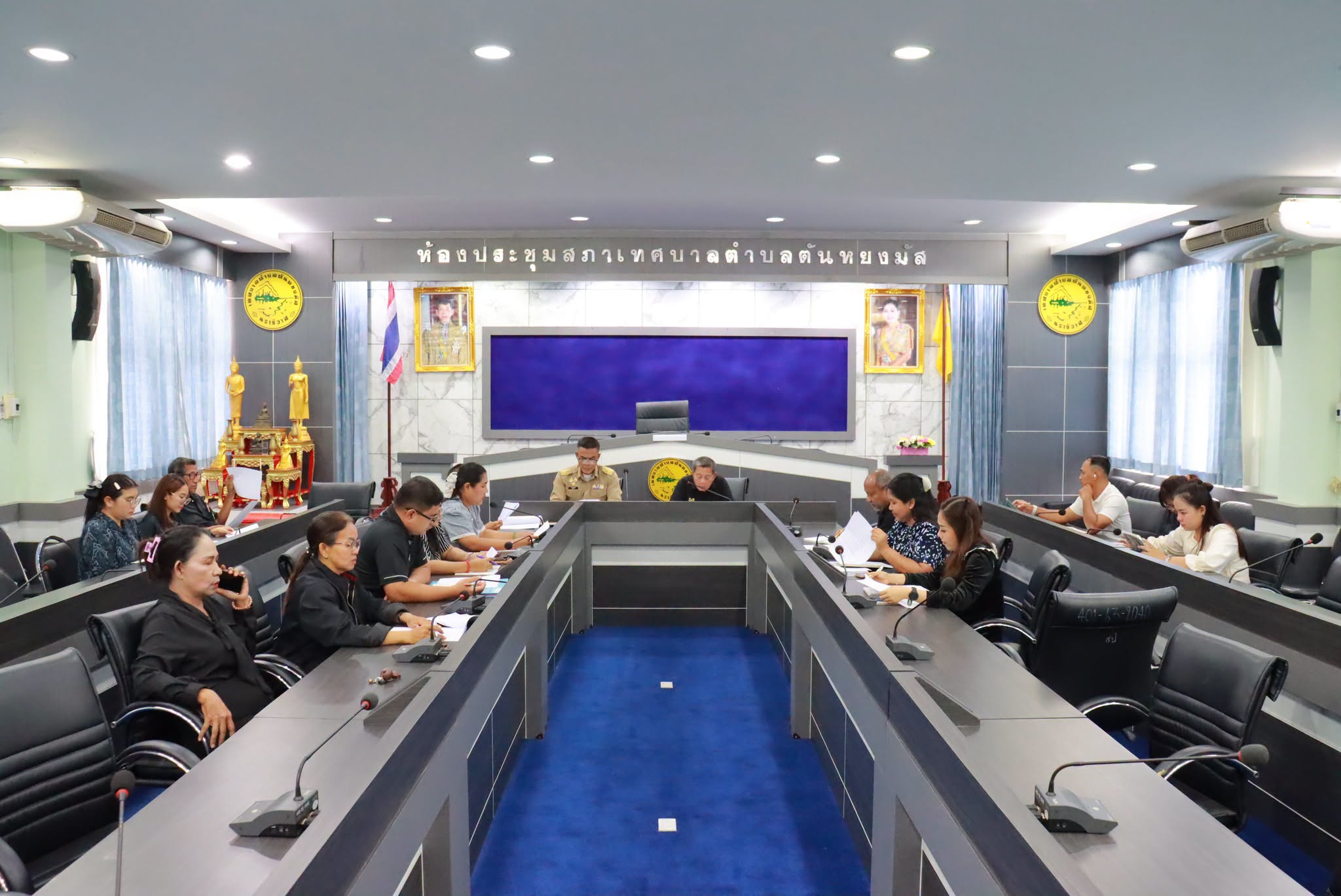 การประชุมเตรียมความพร้อมโครงการสืบสานประเพณีวันเข้าพรรษา ประจำปี พ.ศ. 2569
วันจันทร์ที่ 20 กรกฎาคม 2569 เวลา 13.30 น. ณ ห้องประชุมสภาเทศบาลตำบลตันหยงมัส นางสาวซารีนา มานะวณิชย์ นายกเทศมนตรีตำบลตันหยงมัส มอบหมายให้ นายสว่าง อกนิษฐ์กุล เป็นประธานการประชุมเตรียมความพร้อมการดำเนินโครงการสืบสานประเพณีวันเข้าพรรษา ประจำปี พ.ศ. 2569 โดยมี นายสุเมธ เพ็ชรรัตน์ ปลัดเทศบาล ผู้อำนวยการกอง หัวหน้าฝ่าย และพนักงานเทศบาลที่เกี่ยวข้องเข้าร่วมประชุม
การประชุมจัดขึ้นเพื่อซักซ้อมแนวทางการดำเนินงาน มอบหมายภารกิจให้แต่ละกองแต่ละฝ่ายรับผิดชอบ และเตรียมความพร้อมในการจัดกิจกรรมให้เป็นไปด้วยความเรียบร้อย
สำหรับโครงการสืบสานประเพณีวันเข้าพรรษา ประจำปี พ.ศ. 2569 มีกำหนดจัดกิจกรรมในวันที่ 23 กรกฎาคม 2569 พิธีสมโภชเทียนพรรษา ณ หอประชุมอำเภอระแงะ และวันที่ 24 กรกฎาคม 2569 พิธีแห่เทียนพรรษาและถวายเทียนพรรษา ณ วัดในพื้นที่อำเภอระแงะ จำนวน 6 แห่ง เพื่อร่วมอนุรักษ์และสืบสานประเพณีอันดีงามทางพระพุทธศาสนาให้คงอยู่สืบไป
