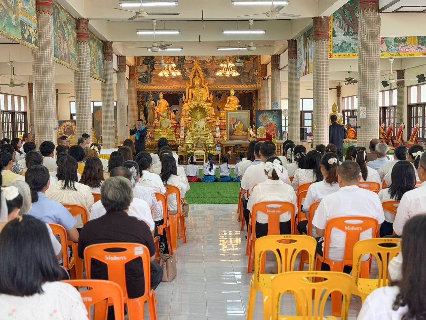 วันที่ 24 กรกฎาคม 2569 นางสาวซารีนา มานะวณิชย์ นายกเทศมนตรีตำบลตันหยงมัส มอบหมายให้นายสว่าง อกนิษฐ์กุล รองนายกเทศมนตรี เข้าร่วมพิธีแห่เทียนพรรษาและถวายเทียนพรรษา เนื่องในเทศกาลเข้าพรรษา พร้อมด้วยนายสุเมธ เพ็ชรรัตน์ ปลัดเทศบาล, นายนพพร จันทร์แก้ว รองปลัดเทศบาล ,นายเอกชัย จิตมงคล สมาชิกสภาเทศบาล หัวหน้าส่วนราชการ และพนักงานเทศบาลตำบลตันหยงมัส เข้าร่วมกิจกรรม ณ วัดในพื้นที่อำเภอระแงะ จังหวัดนราธิวาส
ในการนี้ คณะผู้บริหารและบุคลากรเทศบาลตำบลตันหยงมัสได้ร่วมเป็นเจ้าภาพถวายเทียนพรรษา ณ วัดสังฆสิทธาราม ตำบลตันหยงมัส อำเภอระแงะ จังหวัดนราธิวาส เพื่อสืบสานและทำนุบำรุงพระพุทธศาสนา อนุรักษ์ประเพณีอันดีงามของไทย เสริมสร้างความร่วมมือระหว่างหน่วยงาน ภาคประชาชน และชุมชน ตลอดจนร่วมสืบทอดคุณค่าทางศาสนาและวัฒนธรรมให้คงอยู่สืบไป
