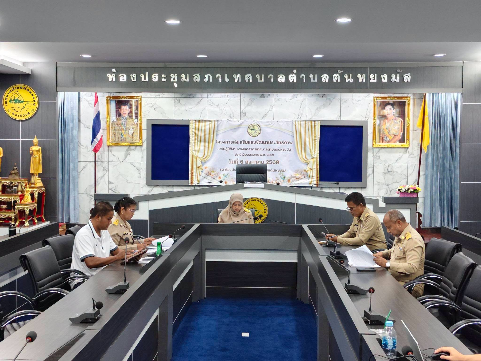 การประชุมชี้แจงงบประมาณรายจ่ายประจำปีงบประมาณ พ.ศ.2570 ขององค์กรปกครองส่วนท้องถิ่น
(เมื่อวันที่ 10 สิงหาคม 2569) เวลา 18.00 น. เทศบาลตำบลตันหยงมัส นางสาวซารีนา มานะวณิชย์ นายกเทศมนตรีตำบลตันหยงมัส พร้อมด้วยหัวหน้าส่วนราชการ และพนักงานเทศบาลตำบลตันหยงมัส เข้าร่วมการประชุมชี้แจงงบประมาณรายจ่ายประจำปีงบประมาณ พ.ศ.2570 ขององค์กรปกครองส่วนท้องถิ่น ผ่านสื่ออิเล็กทรอนิกส์ (Video Conference ระบบ Zoom) ณ ห้องประชุมสภาเทศบาลตำบลตันหยงมัส อำเภอระแงะ จังหวัดนราธิวาส
--------------------------------------------------------------------------
#งานประชาสัมพันธ์เทศบาลตำบลตันหยงมัส
#กองยุทธศาสตร์และงบประมาณ
#เทศบาลตำบลตันหยงมัส
📝ข่าวโดย : สาเหะศูลฮี สาเหะดอเล๊าะ
📷ภาพถ่ายโดย: สาเหะศูลฮี สาเหะดอเล๊าะ
--------------------------------------------------------------------------
📌งานประชาสัมพันธ์ กองยุทธศาสตร์และงบประมาณ ติดตามข้อมูลข่าวสารเพิ่มเติม ได้ที่
📱โทรศัพท์ : 0-7367-1364
📘Facebook: เทศบาลตำบลตันหยงมัส
📗Line OA : @131jynuc
💻Website: https://www.tanyongmat.go.th/front/event_all/0