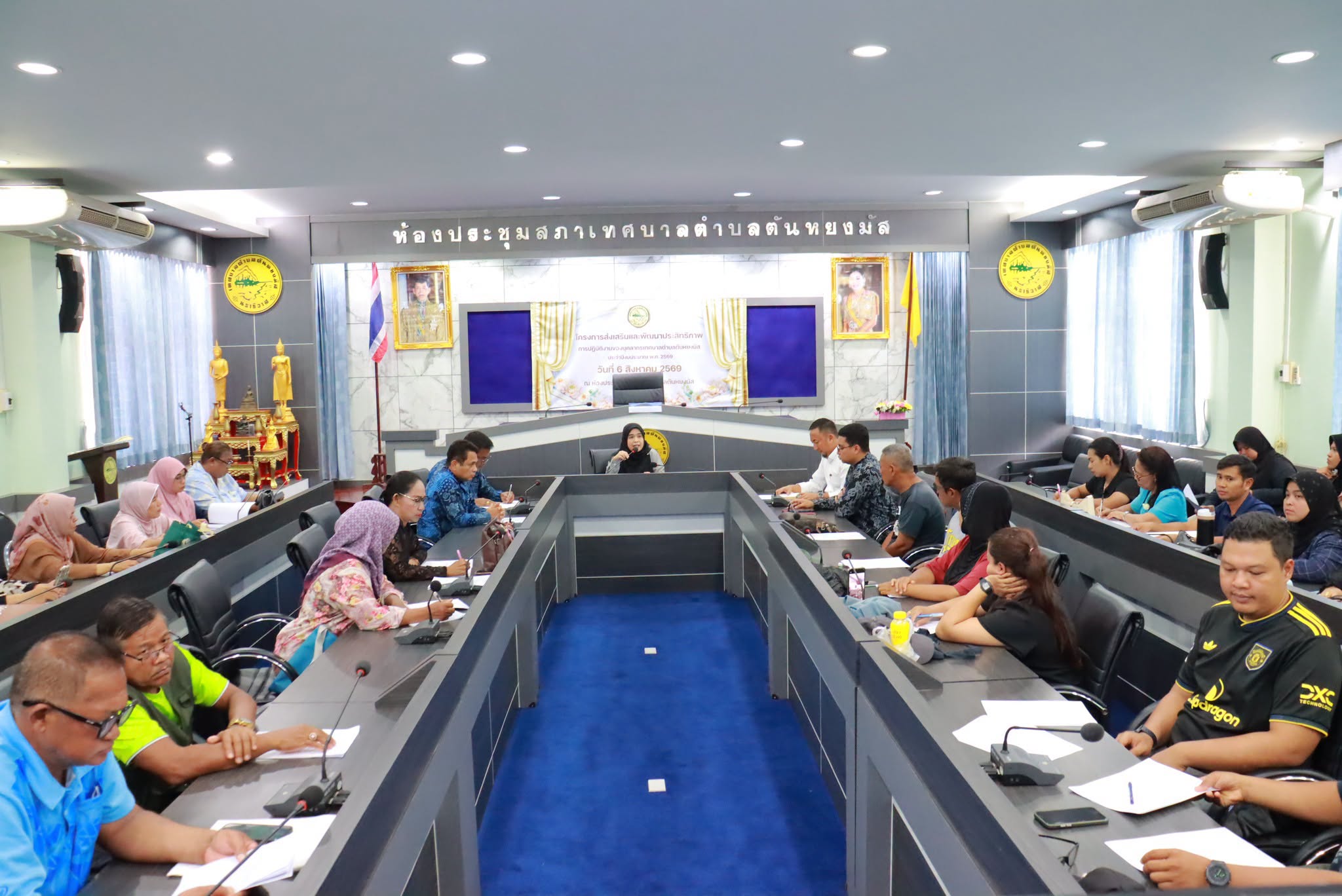 การประชุมคณะกรรมการชุมชนเทศบาลตำบลตันหยงมัส ครั้งที่ 4/2569
วันที่ 11 สิงหาคม 2569 เวลา 13.00 น. นางสาวชารีนา มานะวณิชย์ นายกเทศมนตรีตำบลตันหยงมัส พร้อมด้วยคณะผู้บริหาร ปลัดเทศบาล รองปลัดเทศบาล ผู้อำนวยการกองสวัสดิการสังคม และคณะกรรมการชุมชนจากทุกชุมชนในเขตเทศบาลตำบลตันหยงมัส เข้าร่วมการประชุม คณะกรรมการชุมชนเทศบาลตำบลตันหยงมัส ครั้งที่ 4/2569 เพื่อแจ้งเรื่องต่าง ๆ ให้คณะกรรมการชุมชนได้รับทราบ รวมถึงพิจารณา รับรองรายงานการประชุมคณะกรรมการชุมชน ครั้งที่ 3/2569 (เมื่อวันที่ 13 กรกฎาคม 2569) ตลอดจนแลกเปลี่ยนความคิดเห็น รับฟังปัญหาและข้อเสนอแนะจากคณะกรรมการชุมชนในแต่ละพื้นที่ เพื่อร่วมกันหาแนวทางในการพัฒนาชุมชนและยกระดับคุณภาพชีวิตของประชาชนในเขตเทศบาลตำบลตันหยงมัส ณ ห้องประชุมสภาเทศบาลตำบลตันหยงมัส อำเภอระแงะ จังหวัดนราธิวาส
------------------------------------------------------------------------
#งานประชาสัมพันธ์เทศบาลตำบลตันหยงมัส
#กองยุทธศาสตร์และงบประมาณ
#เทศบาลตำบลตันหยงมัส
📝ข่าวโดย : สาเหะศูลฮี สาเหะดอเล๊าะ
📷ภาพถ่ายโดย: สาเหะศูลฮี สาเหะดอเล๊าะ ,Nurdin Samae 
--------------------------------------------------------------------------
📌งานประชาสัมพันธ์ กองยุทธศาสตร์และงบประมาณ ติดตามข้อมูลข่าวสารเพิ่มเติม ได้ที่
📱โทรศัพท์ : 0-7367-1364
📘Facebook: เทศบาลตำบลตันหยงมัส
📗Line OA : @131jynuc
💻Website: https://www.tanyongmat.go.th/front/event_all/0