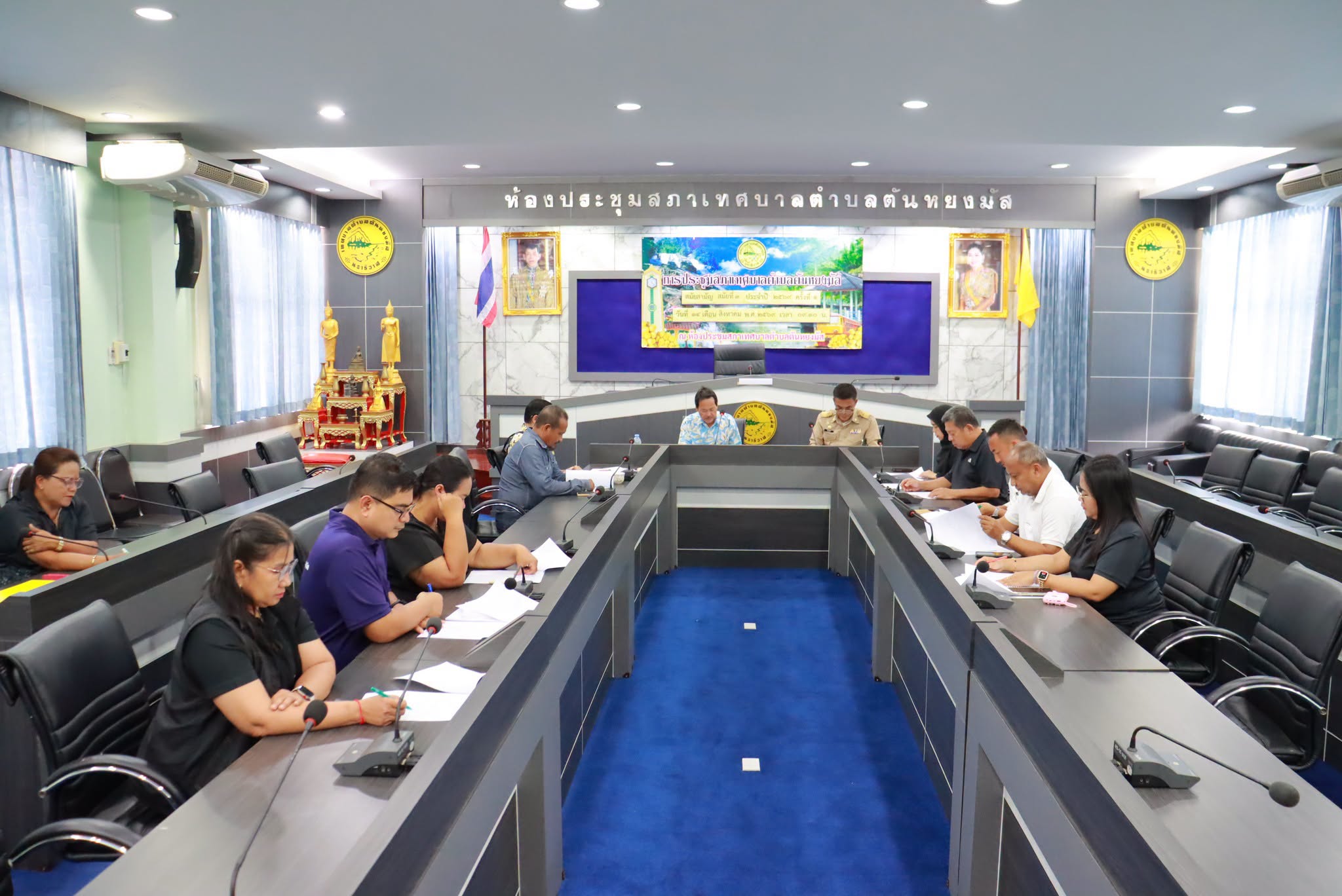(วันที่ 24 สิงหาคม 2569) เวลา 09.30 น. นางสาวซารีนา มานะวณิชย์ นายกเทศมนตรีตำบลตันหยงมัส พร้อมด้วยคณะผู้บริหาร ปลัดเทศบาล รองปลัดเทศบาล ผู้อำนวยการกองช่าง และพนักงานที่เกี่ยวข้อง ร่วมประชุมกับองค์การบริหารส่วนตำบลตันหยงมัส โดยมีนายพิมาน ยูโซ๊ะ นายกองค์การบริหารส่วนตำบลตันหยงมัส พร้อมคณะผู้บริหารและคณะทำงาน เข้าร่วมประชุมในครั้งนี้ เพื่อหารือแนวทางการวางหมุดหลักเขตและจัดทำแผนที่ขอบเขตเทศบาลตำบลตันหยงมัส ครั้งที่ 1 พร้อมประสานความร่วมมือในการกำหนดแนวเขตพื้นที่ให้มีความชัดเจนและถูกต้อง เพื่อสนับสนุนการบริหารจัดการพื้นที่และการให้บริการประชาชนอย่างมีประสิทธิภาพ ณ ห้องประชุมสภาเทศบาลตำบลตันหยงมัส อำเภอระแงะ จังหวัดนราธิวาส