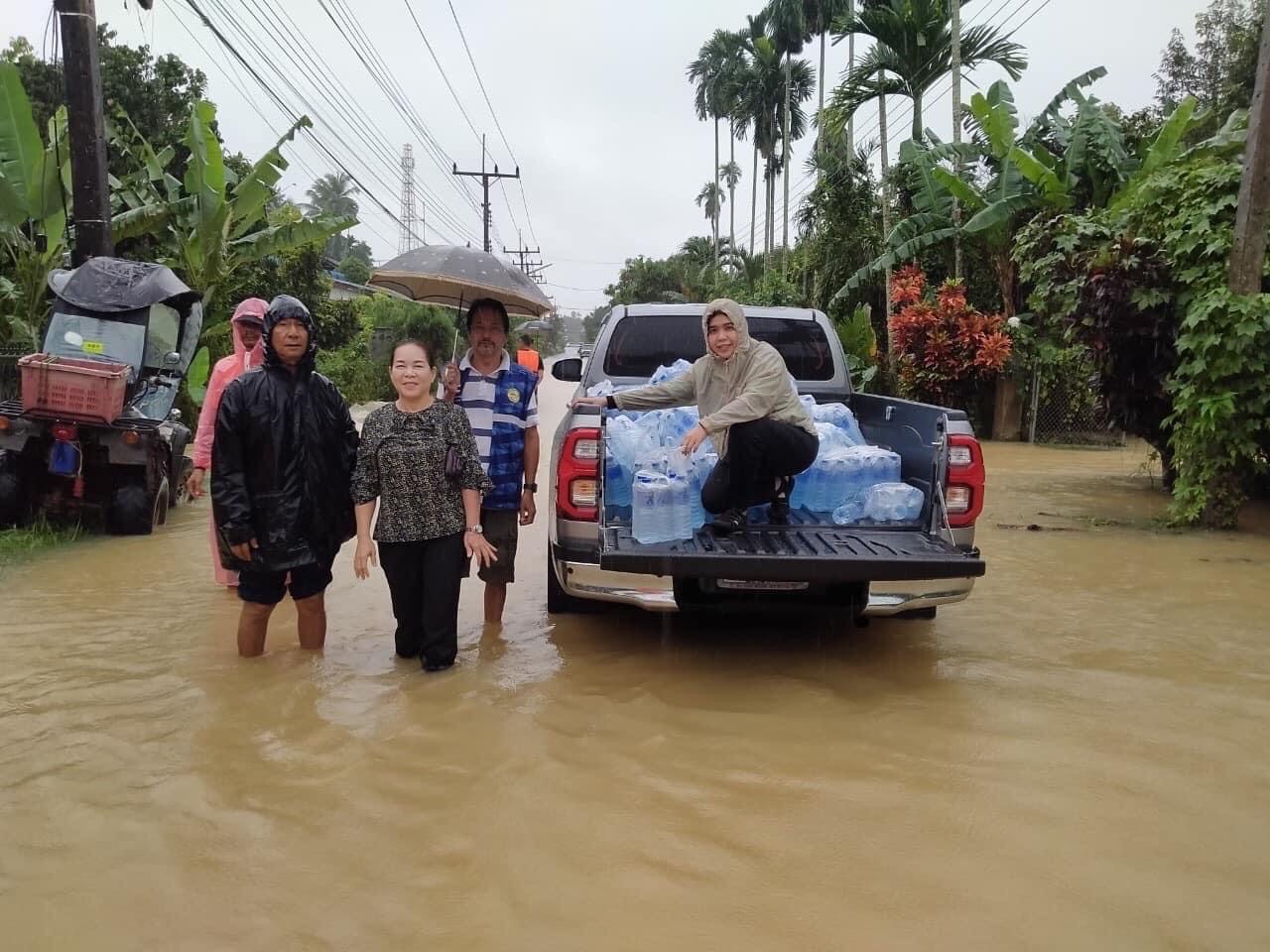 วันที่ 19 ธันวาคม พ.ศ.2565 เวลา 09.00น.เทศบาลตำบลตันหยงมัส โดย นายประเสริฐ แซ่ฮ่อ นายกเทศมนตรีตำบลตันหยงมัส มอบหมายให้นางสาวซารีนา มานะวณิชย์ รองนายกเทศมนตรีตำบลตันหยงมัส , นางสาววิไล สัญญาณเสนาะ เลขานุการนายกเทศมนตรี , นายณัฐภัทร  จิตนะมงคล ปลัดเทศบาล ,นายประพัทธ์ ปรางสุวรรณ หัวหน้าสำนักปลัดเทศบาล , นายเอกชัย จิตมงคล ประธานสภาเทศบาล, สมาชิกสภาเทศบาล พร้อมพนักงานดับเพลิง ลงพื้นที่ให้ความช่วยเหลือเบื้องต้นในการแจกจ่ายน้ำดื่มแก่ผู้ประสบอุทกภัยในพื้นที่เขตเทศบาลตำบลตันหยงมัส   แจ้งเหตุฉุกเฉิน/ปัญหาความเดือดร้อนจากสถานการณ์ได้ที่  งานป้องกันและบรรเทาสาธารณภัย เทศบาลตำบลตันหยงมัส โทร.0-7367-1866